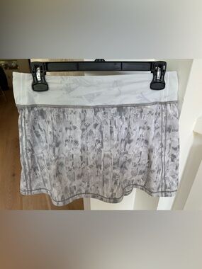 lululemon athletica White and Gray Printed skirt size 6